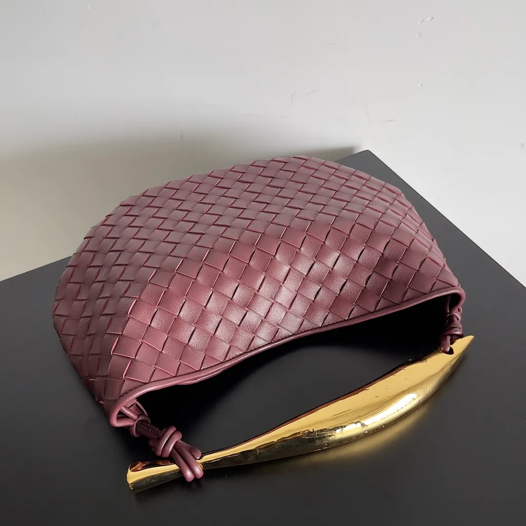 Batch 1760, ready for sale. Inspired by the 20th century modern sculptor Brancusi's work "Birds in the Sky". Muse brass handles, unique craftsmanship, make each handle unique, thus reflecting the precious sense of sculpture. Carrying Sardine in hand creates a high-end and modern look! The Sardine handbag uses Intrecciato weaving to highlight the heritage of the brand's craftsmanship. The handle design forms a strong contrast and presents an artistic design concept. The finishing of the Muse brass decorative layer is completed by multiple processes. The exquisite craftsmanship makes each handle unique. Style number: 7468 Size: 33*3*24